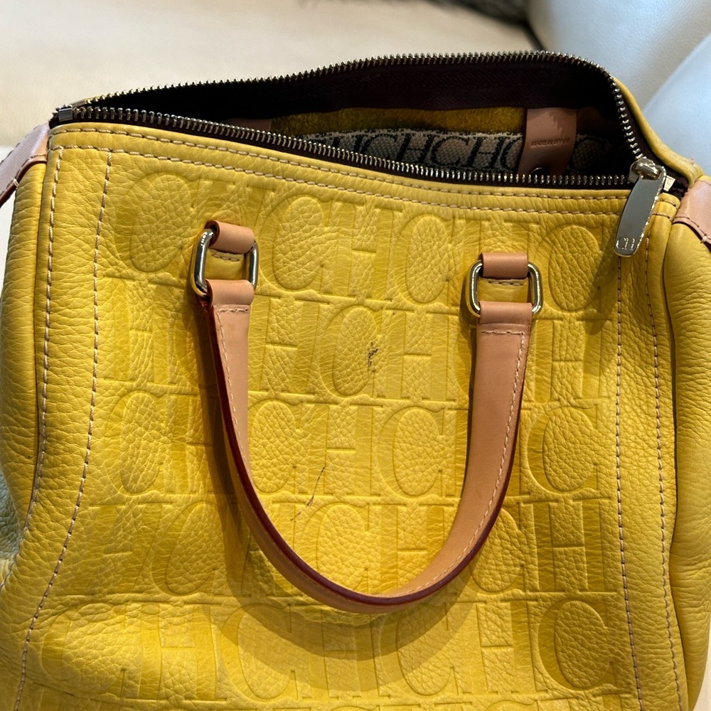 Leather seal with Carolina's initials. Leather handbag. Made in Spain.